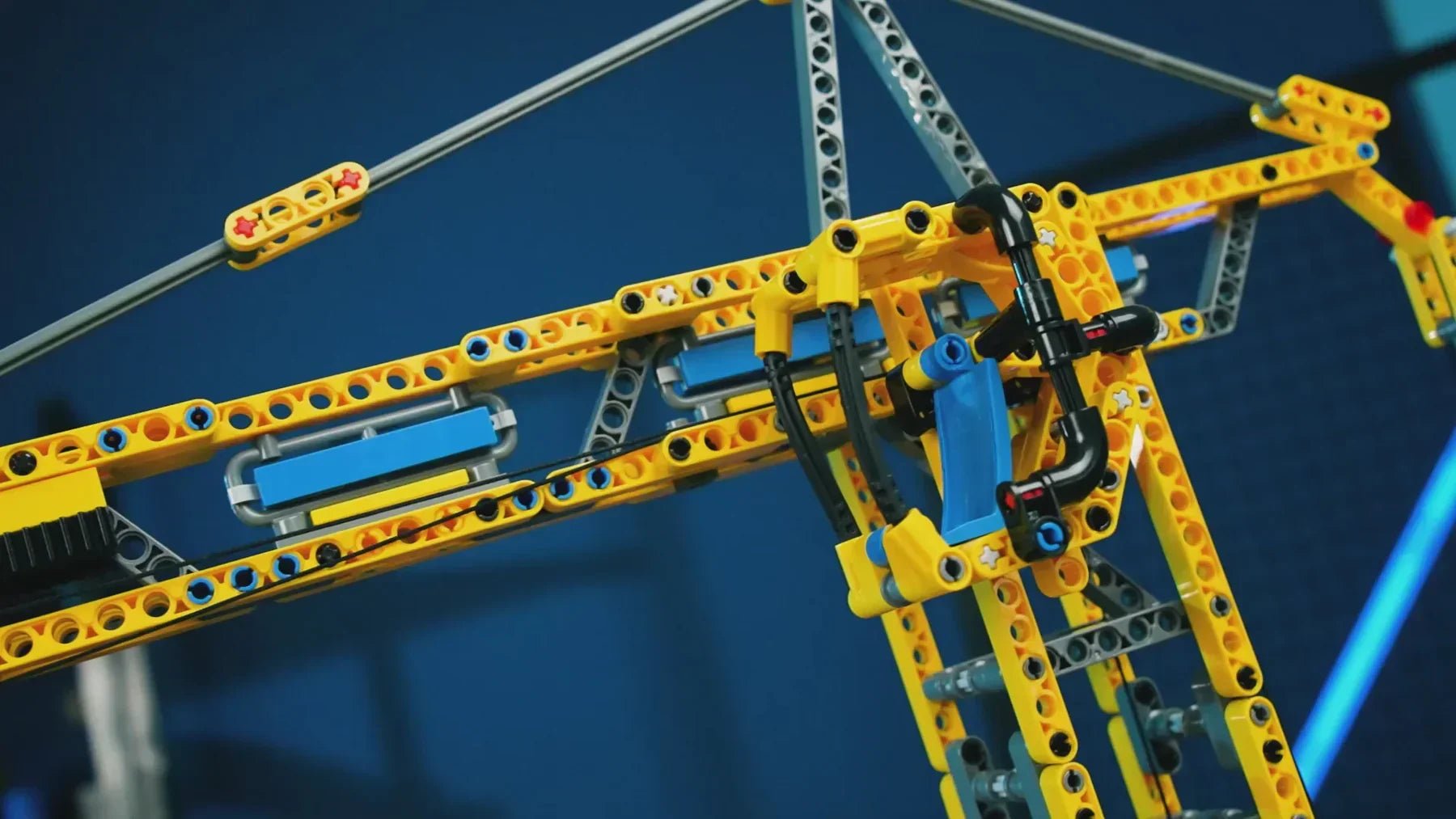REMOTE CONTROLLED CITY BUILDING CRANE | 1730PCS - BRICKS LAB